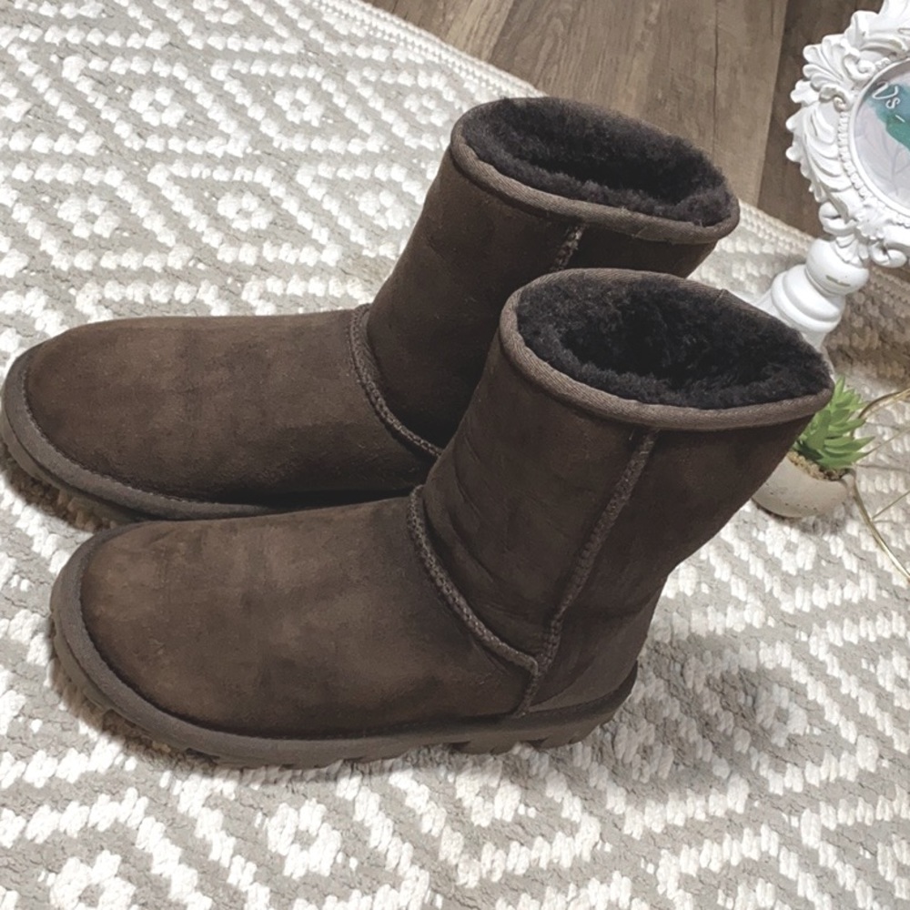 SOLD SRY! LAST CHANCE! UGG Australia Classic Chocolate Brown